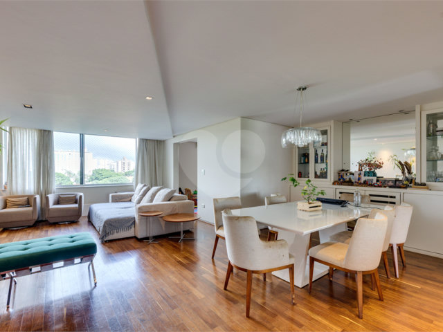 Apartamento à venda com 4 quartos, sendo 1 suíte,  em Santo Amaro, São Paulo, SP