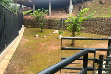 Casa à venda com 3 quartos, sendo 1 suíte, no condomínio New Village, Cotia - SP