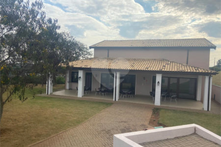 Casa à venda com 3 suítes no condomínio Vale da Santa Fé, Vinhedo - SP