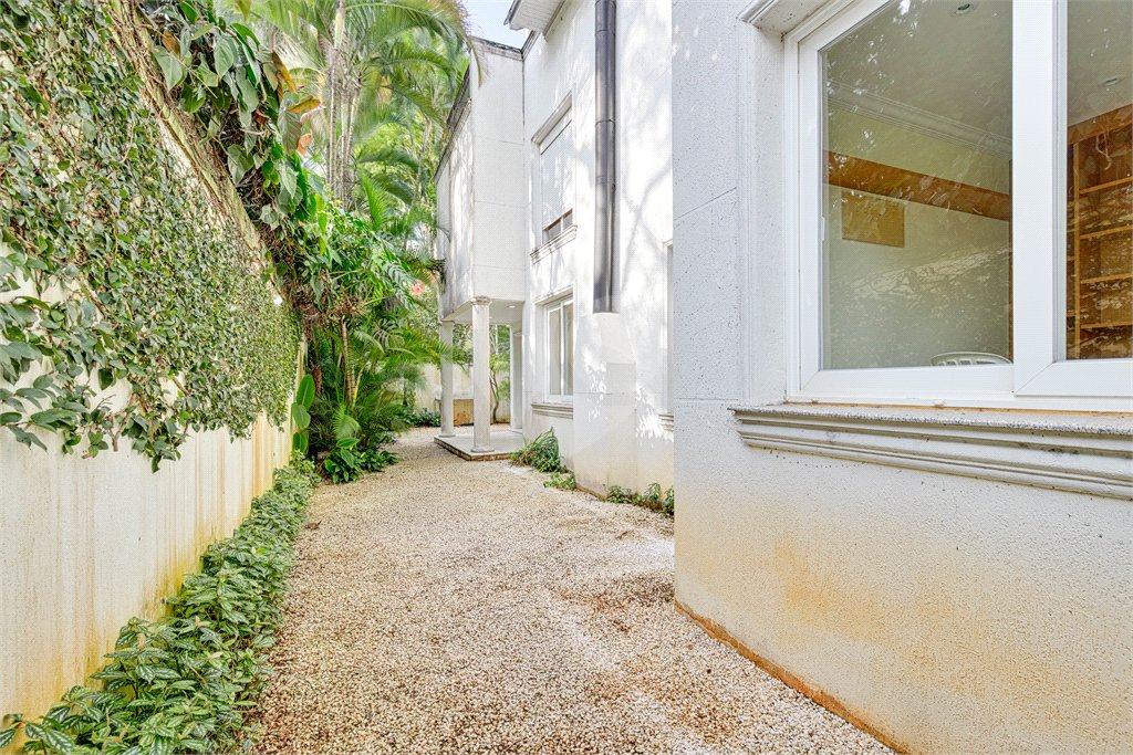 Casa à venda com 4 suítes no condomínio Solar Andaluz, São Paulo - SP
