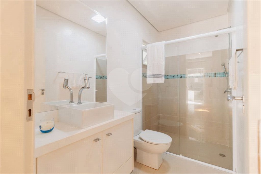 Casa à venda com 5 quartos, sendo 4 suítes, no condomínio Figueira Garden, Atibaia - SP
