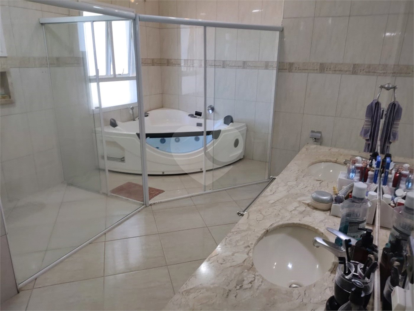 Casa à venda com 4 quartos, sendo 2 suítes, no condomínio Residencial Jardim das Palmeiras, Vinhedo - SP
