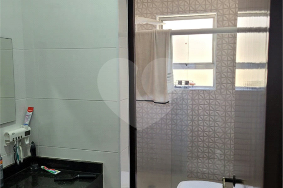 Sobrado com 14 metros de frente , na Região do Jardim Guapira , próximo ao Clube Guapira com 5 dormitórios, sendo 3 suíte com armários embutidos ,banheiro social, Sala para 2 ambientes, escritório com banheiro .cozinha ampla com armários, área de serviço ,dispensa, quintal com banheiro externo c