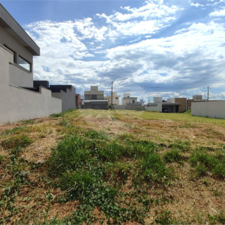 Lote à Venda em São Carlos, no Condomínio Villeneuve I