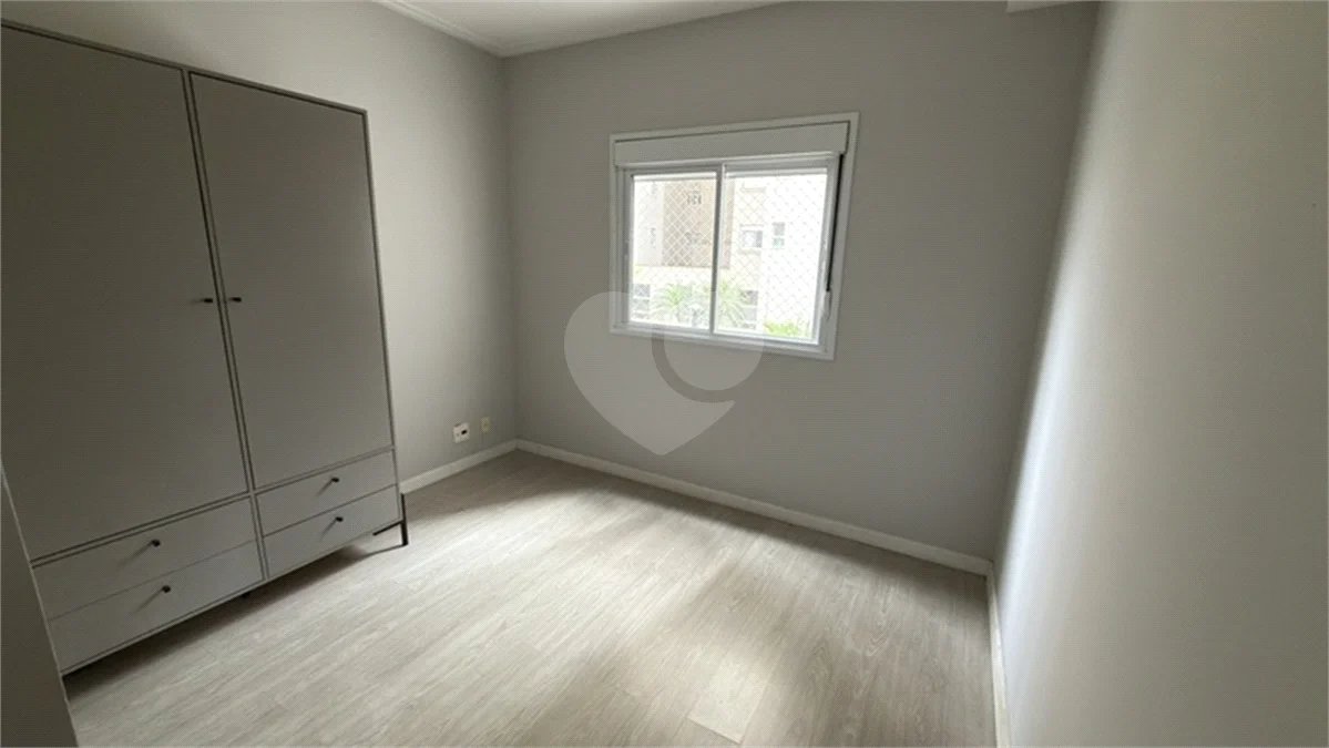Apartamento de 155 m² com 4 dormitórios, varanda e 2 vagas de garagem. Condomínio com piscinas adulto, infantil e aquecida, lazer e portaria 24 horas.