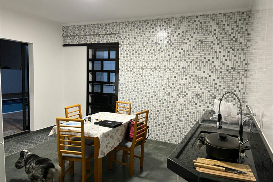 Casa à venda com 4 quartos, sendo 2 suítes,  no Centro, Serra Negra, SP