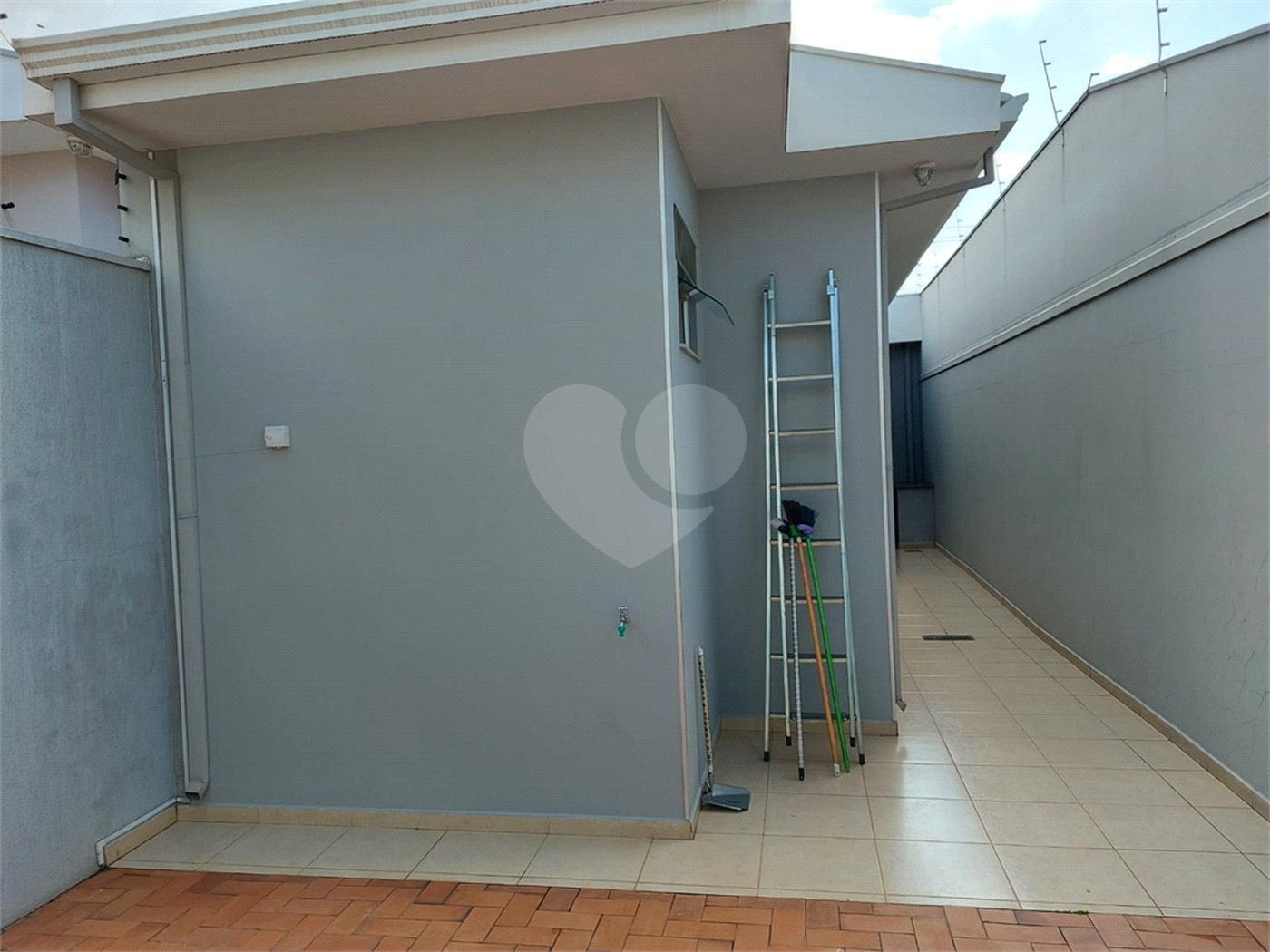 Casa Térrea com 2 dormitórios, sendo 1 suíte.