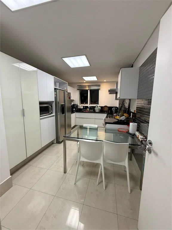 Casa à venda com 4 suítes no condomínio East Village, São Paulo - SP