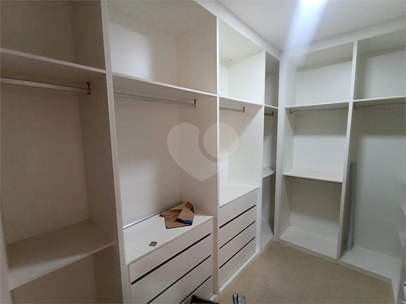Casa à venda com 3 quartos, sendo 1 suíte, no condomínio Residencial Golden Ville, Itapetininga - SP