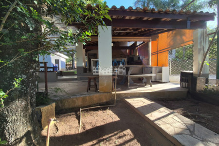 Casa Pé na Água em Atibaia com Acesso à Represa e Mais de 3.000 m² de Natureza