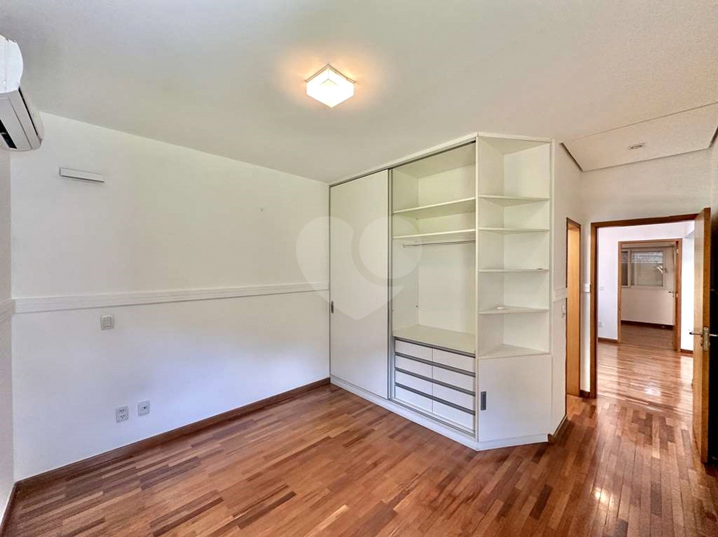 Casa à venda com 4 suítes no condomínio Recanto Impla, Carapicuíba - SP
