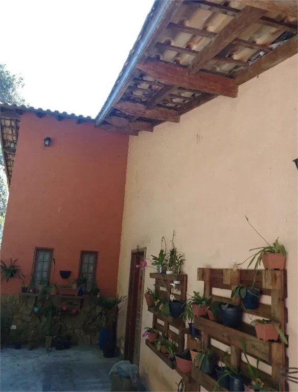 Casa à venda com 4 quartos, sendo 1 suíte, no condomínio Quinta da Cachoeira, Embu das Artes - SP