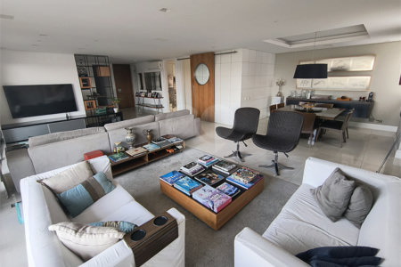 Este amplo apartamento de 290 m², completamente reformado, reúne sofisticação,