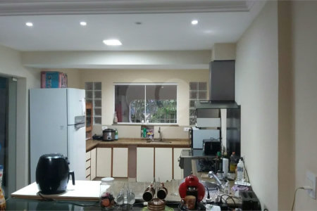 Sobrado com 224m² , 3 dormitórios , sendo 2 suítes , 3 vagas de garagem , 7 banheiros , à venda na Vila Scarpelli em Santo André.