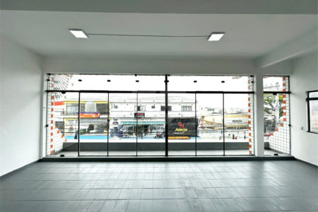 Galpão com 250m² , 4 vagas , para locação em Itaquera.