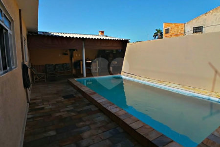 Casa térrea com piscina e 3 quartos.