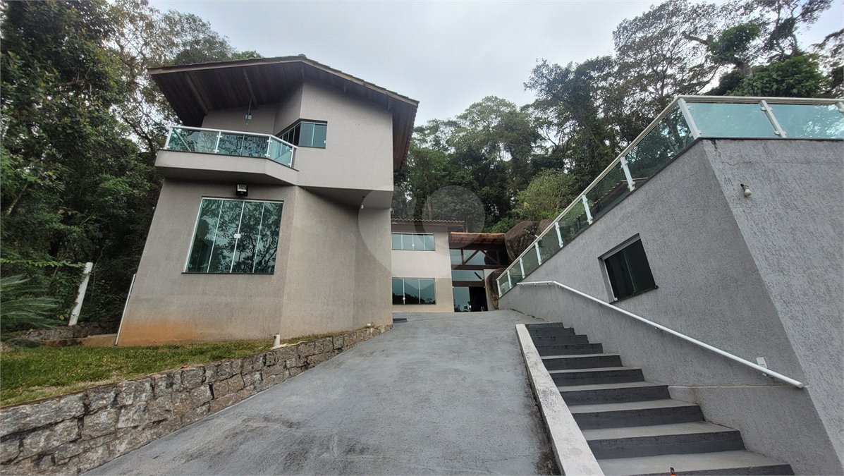 Casa à venda com 4 quartos, sendo 1 suíte, no condomínio Parque Suiça, Caieiras - SP
