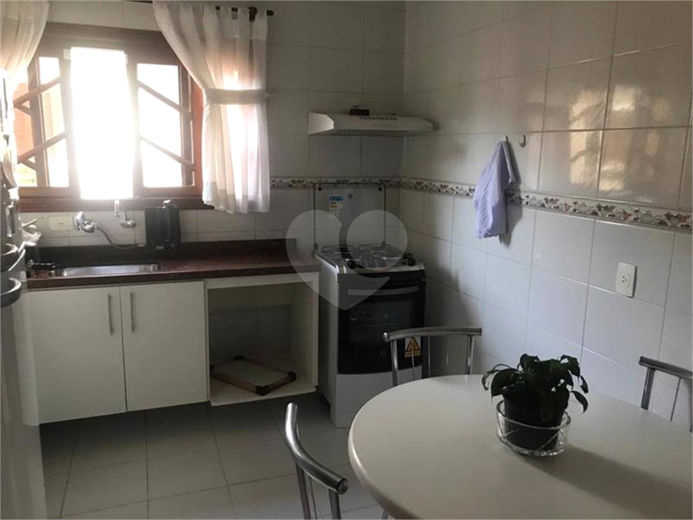 Casa à venda com 3 quartos, sendo 1 suíte, no condomínio Morada de Itapuã, São Paulo - SP
