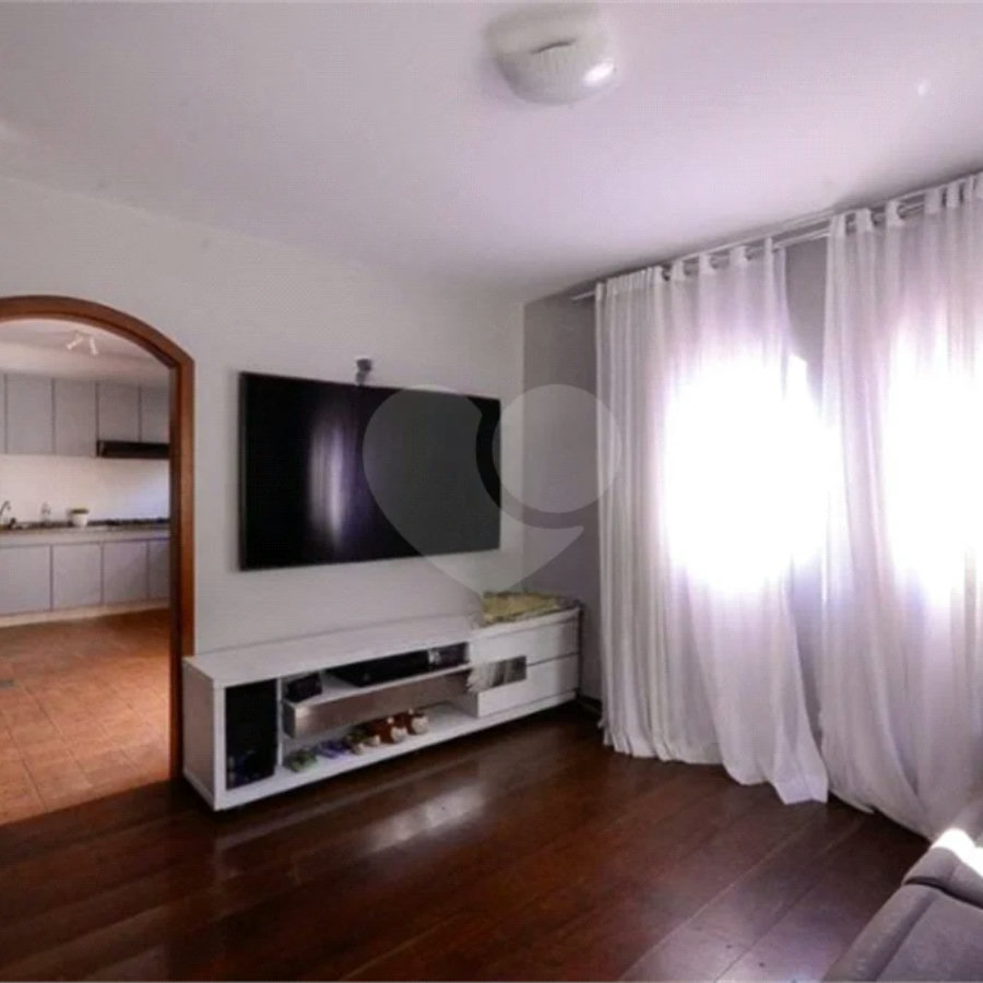 Casa com 4 Dormitórios sendo 1 suíte, com 3 Vagas