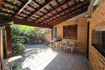 Casa à venda com 4 quartos, sendo 2 suítes, em Cidade São Francisco, São Paulo, SP