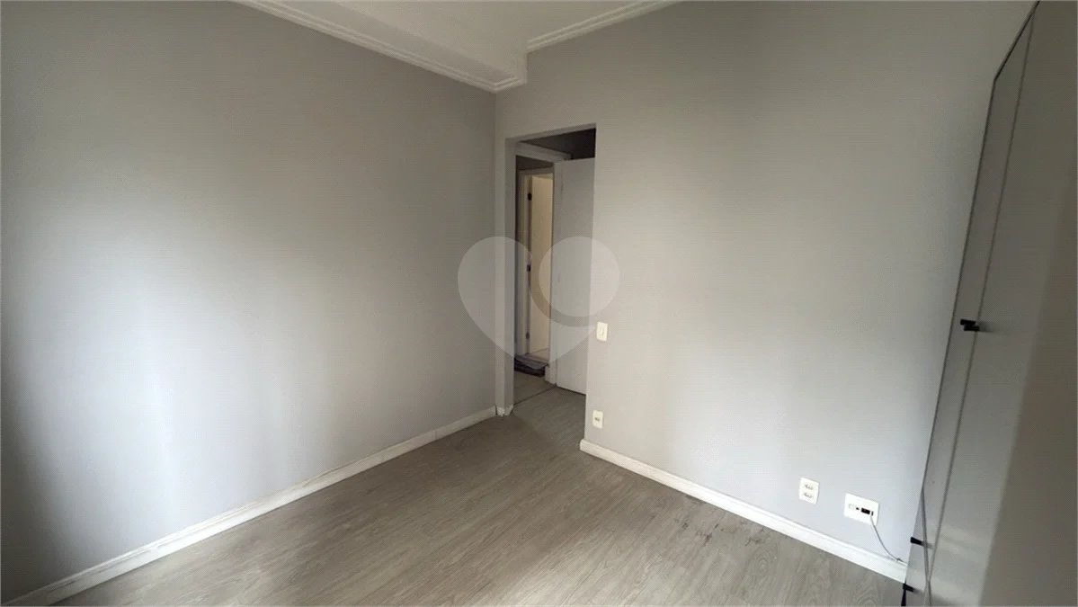 Apartamento de 155 m² com 4 dormitórios, varanda e 2 vagas de garagem. Condomínio com piscinas adulto, infantil e aquecida, lazer e portaria 24 horas.