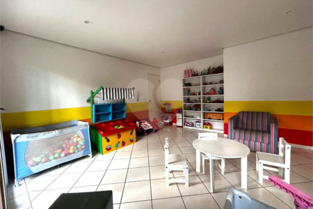 Apartamento à venda com 3 quartos, sendo 1 suíte,  em Vila Paulo Silas, São Paulo, SP