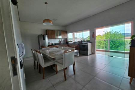 Casa à venda com 4 quartos, sendo 1 suíte,  no condomínio Jardim Shangri-lá, Atibaia - SP