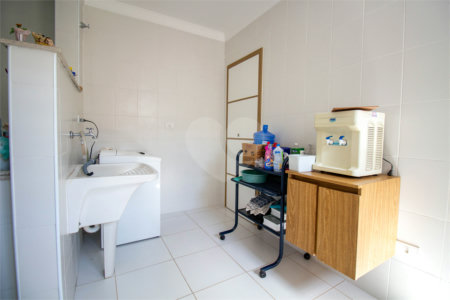 Sobrado à venda com 4 quartos, sendo 3 suítes,  no Centro, São Roque, SP