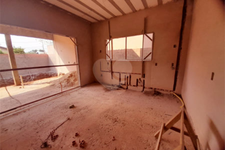 Casa em Construção com Área Gourmet e Piscina no Condomínio Damha II