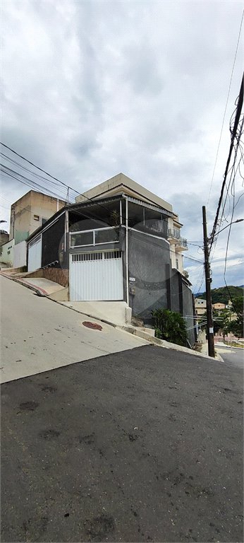 Casa à venda com 5 quartos, sendo 3 suítes, no condomínio Village Texeira Campos, Rio de Janeiro - RJ