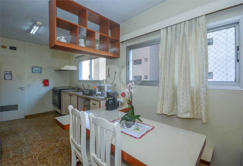 Apartamento à venda com 4 quartos, sendo 1 suíte, em Moema, São Paulo, SP