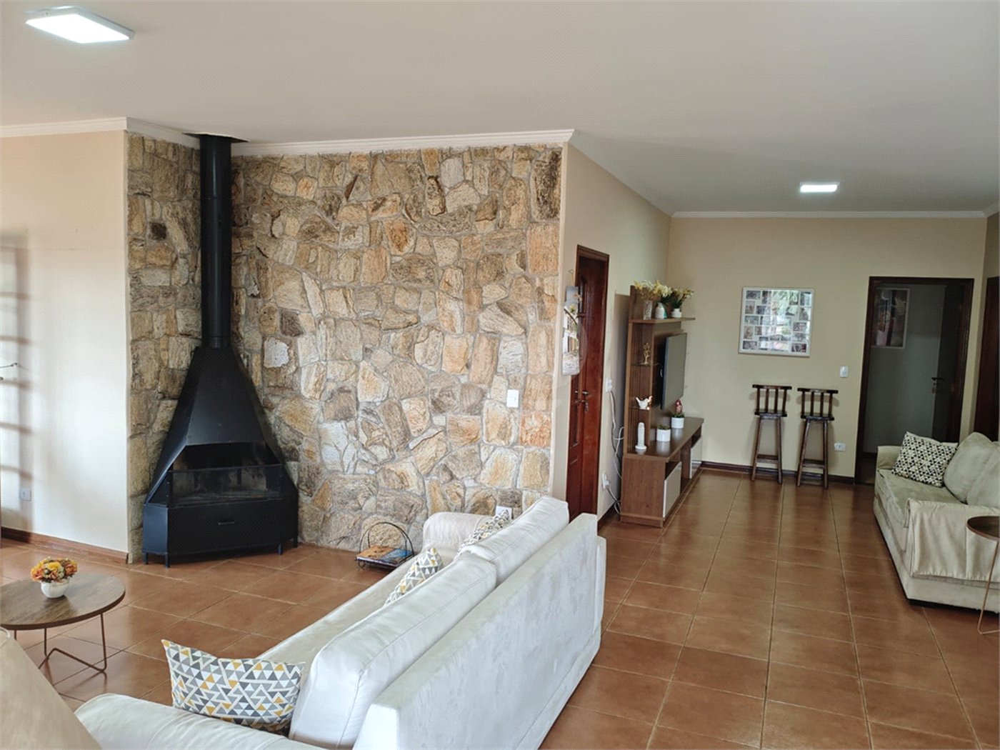 Casa à venda com 4 quartos, sendo 2 suítes,  em Country Residencial Felix, Bom Jesus dos Perdões, SP