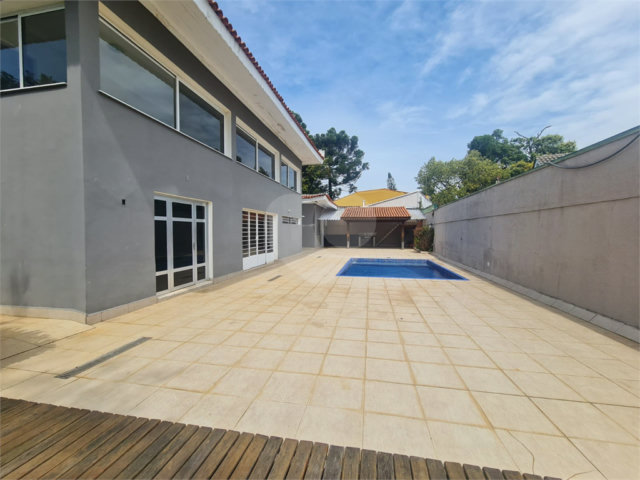 Sobrado à venda com 4 quartos, sendo 1 suíte,  em Interlagos, São Paulo, SP