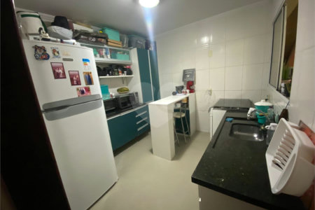 Casa à venda com 3 quartos, sendo 1 suíte, no condomínio Regina, São Paulo - SP