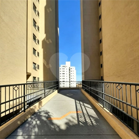 Apartamento á venda no centro com dois dormitórios e sacada.