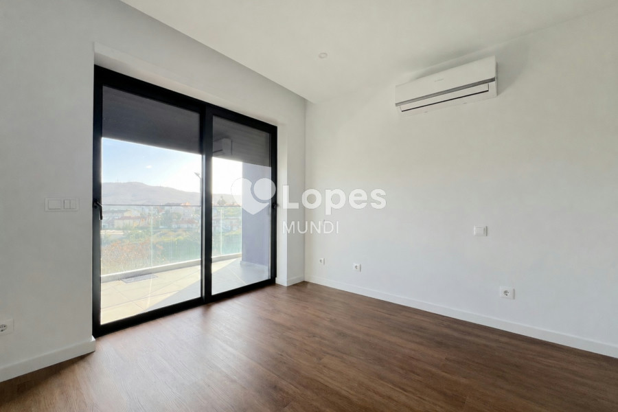 Apartamento T3 à venda em Águas Santas, Maia, Portugal – Varanda e garagem
