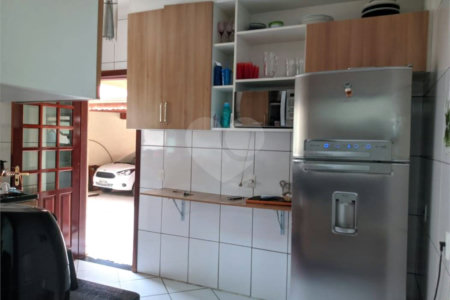 Sobrado à venda com 3 quartos, sendo 1 suíte,  em Jardim Vitória, Suzano, SP