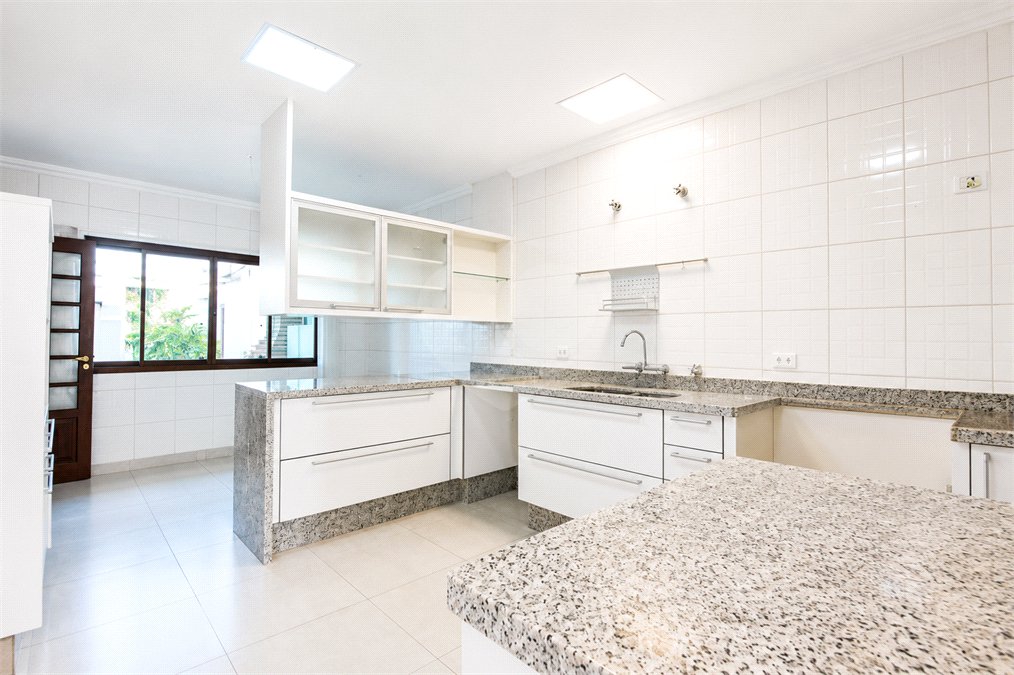 Casa à venda ou para alugar com 4 suítes no condomínio Vila das Emboabas, São Paulo - SP