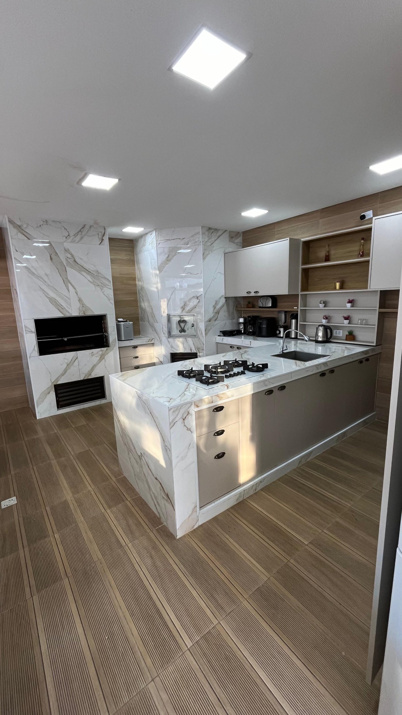 Casa à venda com 8 quartos, sendo 2 suítes, em Flórida, Praia Grande, SP