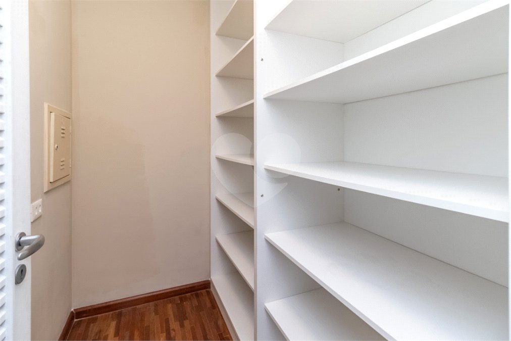 Casa à venda com 4 quartos, sendo 3 suítes, no condomínio Village Place, São Paulo - SP