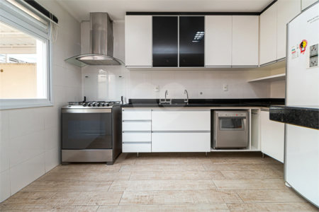 Casa à venda com 4 quartos, sendo 2 suítes, no condomínio Vila das Andorinhas, São Paulo - SP