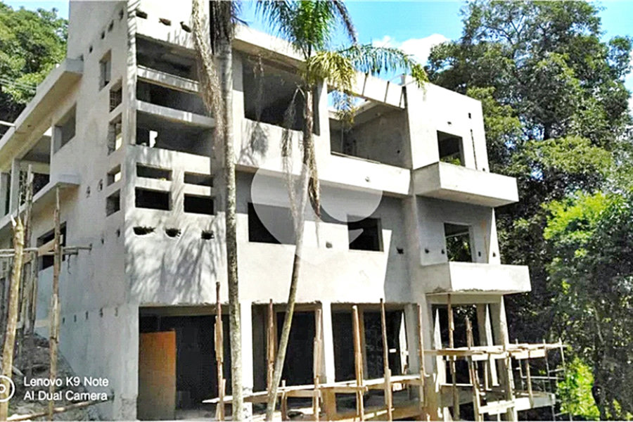 Casa à venda com 4 quartos, sendo 3 suítes, no condomínio Cantareira, Mairiporã - SP