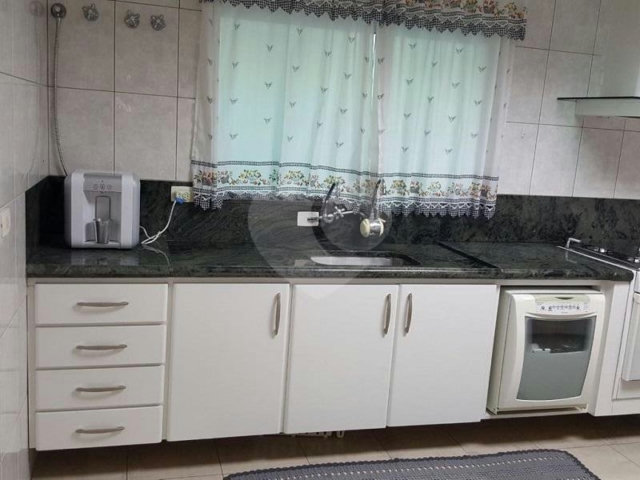 Casa à venda com 3 suítes no condomínio Village, São Paulo - SP