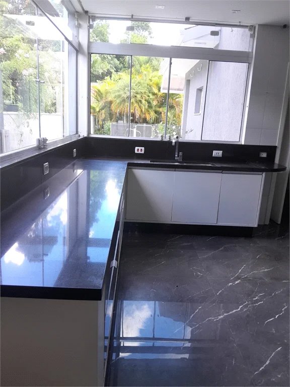Casa à venda ou para alugar com 4 suítes em Chácaras São Carlos, Cotia, SP