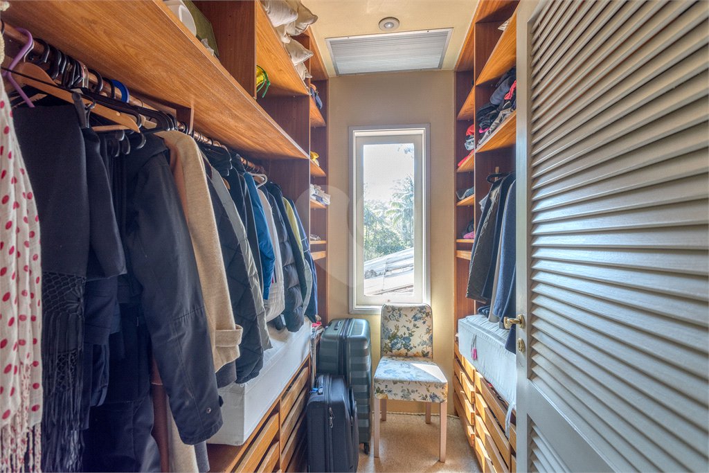 Casa à venda com 6 quartos, sendo 2 suítes, no condomínio Chácara Flora, São Paulo - SP
