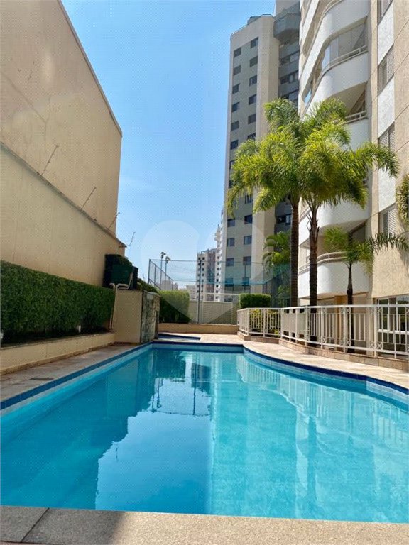 Apartamento de 03 dormitórios sendo 1 suíte e 02 vagas de garagem.