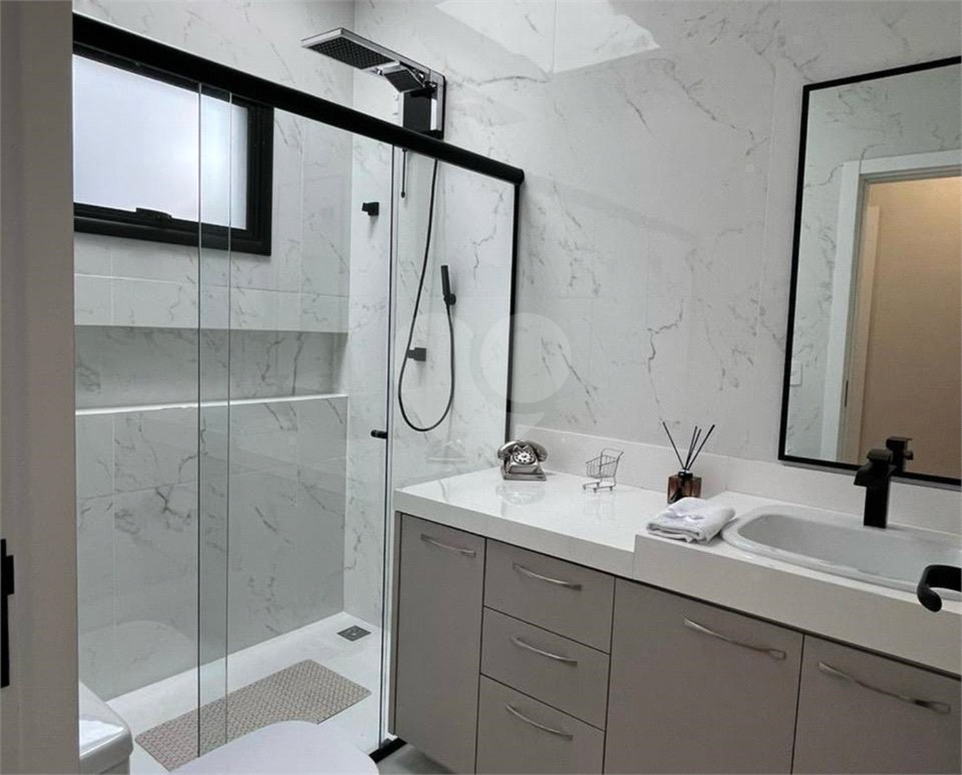 Casa à venda com 3 quartos, sendo 1 suíte, no condomínio Jardim Laguna, Indaiatuba - SP