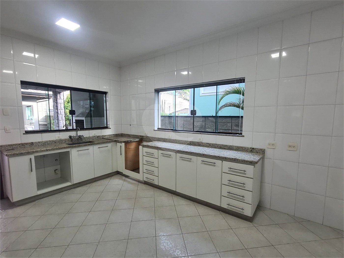 Casa à venda com 4 quartos, sendo 2 suítes, no condomínio Bosque de Grevilea, Vinhedo - SP