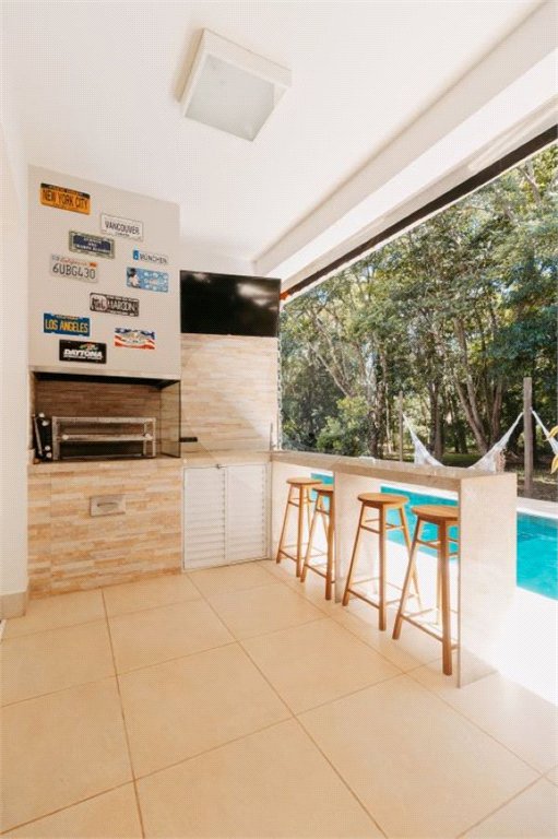 Casa à venda com 5 quartos, sendo 4 suítes, no condomínio Figueira Garden, Atibaia - SP