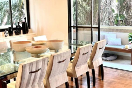 Apartamento na Vila Mariana de 200m2 com 4 dorms, 5 banheiros, 3 suítes, 4 vagas. Estuda permuta.